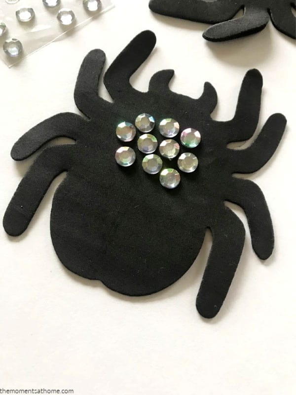 Simple spider craft for kids.