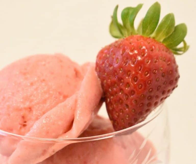 Easy Strawberry Frozen Yogurt