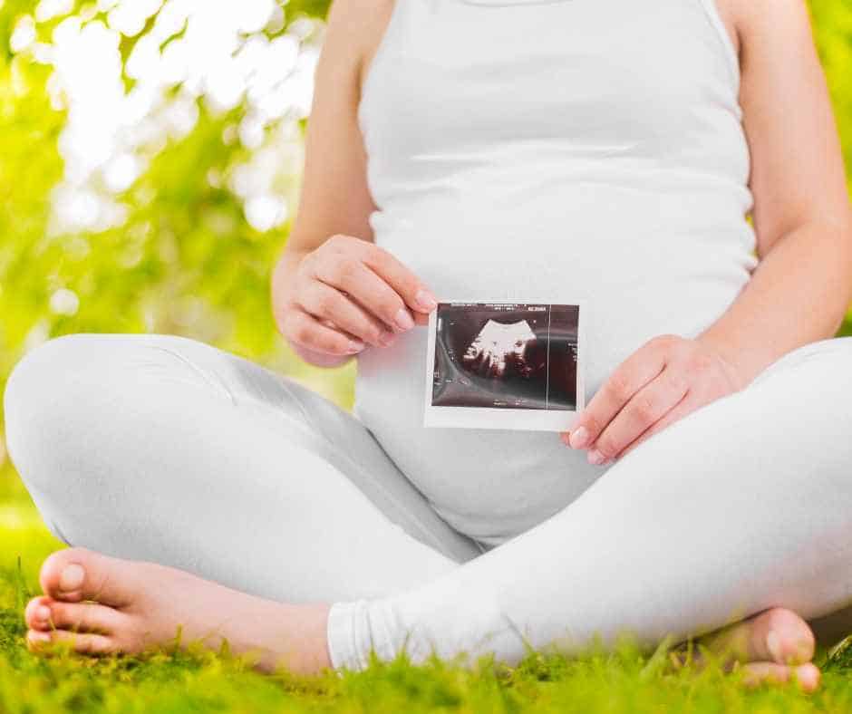 picture of pregnant woman with ultrasound photo