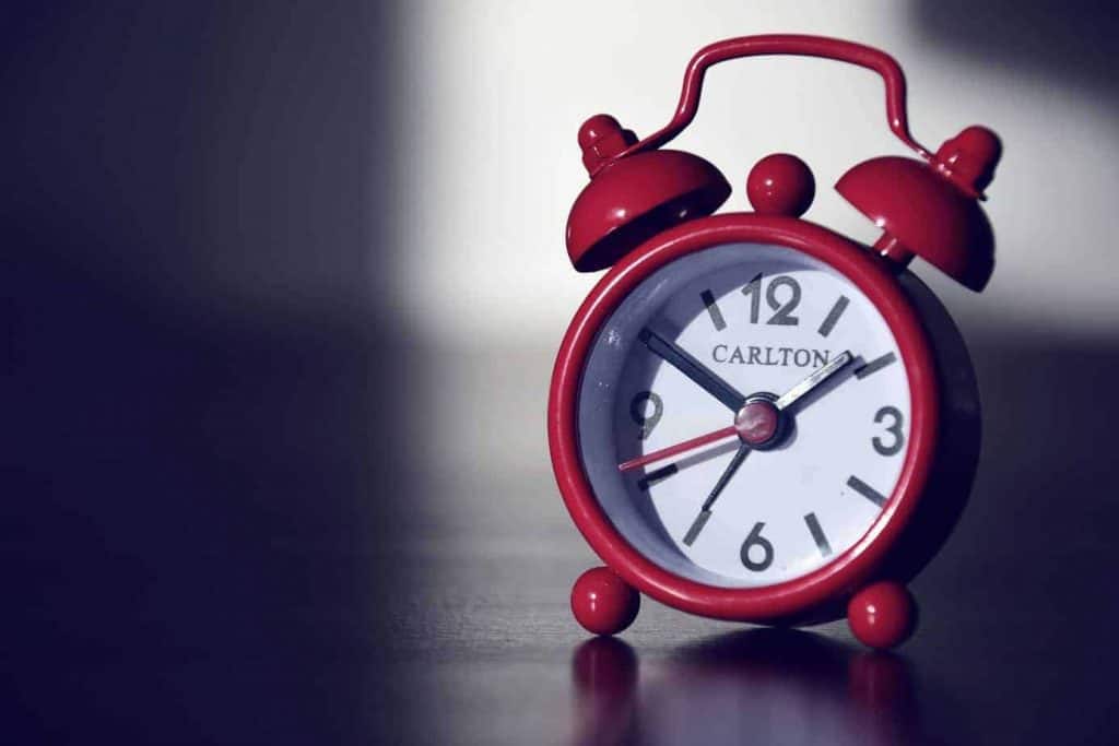 picture of red alarm clock