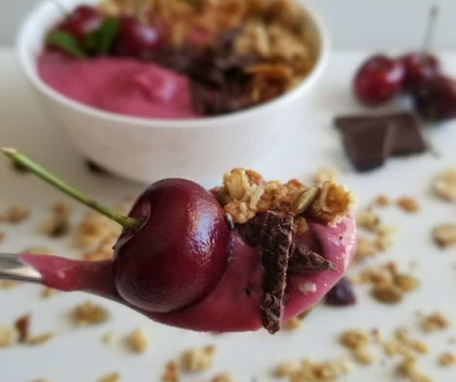 chocolate cherry smoothie bowl